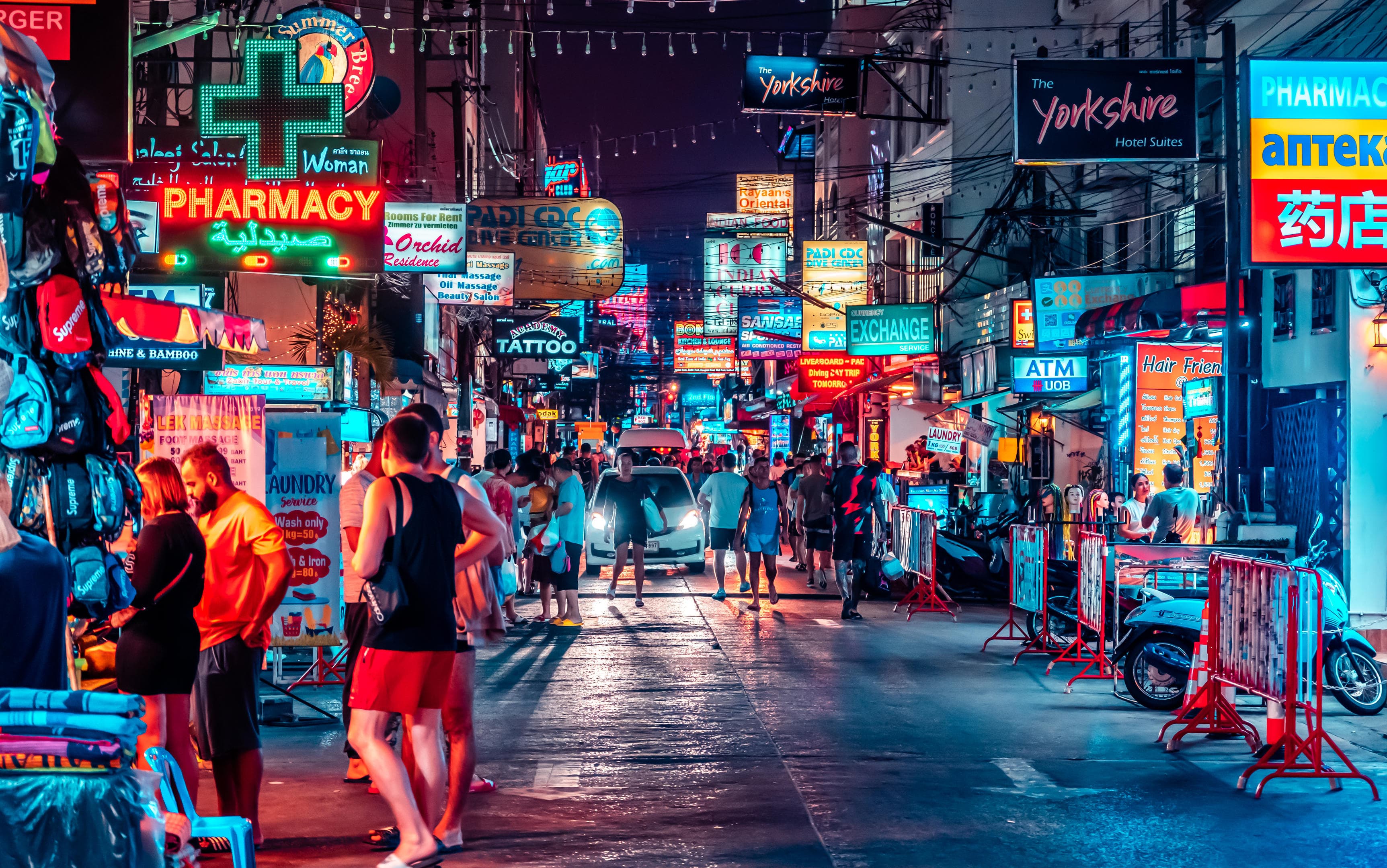 Ночная улица Бангла Роуд с неоновыми огнями и толпой людей