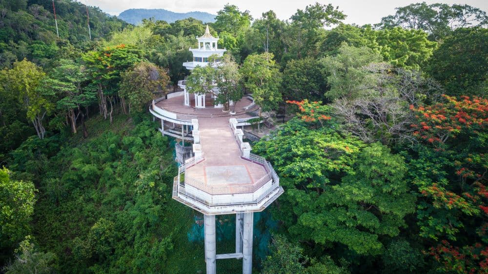 Панорамный вид на три пляжа Пхукета с обзорной площадки Карон